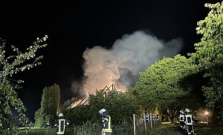 Wegen der großen Rauchentwicklung, die mit extremer Geruchsbelästigung einherging, löste die Feuerwehr die Nina-Warn-App für das Gebiet aus. - Paul Brinkmann Wegen der großen Rauchentwicklung, die mit extremer Geruchsbelästigung einherging, löste die Feuerwehr die Nina-Warn-App für das Gebiet aus. - Paul Brinkmann