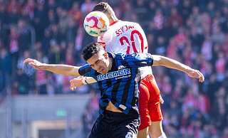 Auch Niclas Nadj, SCP-Entdeckung der vergangenen Wochen, hatte in Regensburg einen schweren Stand. Hier verliert der Paderborner Angreifer ein Kopfballduell gegen Jahn-Linksverteidiger Leon Guwara. - Imago Images Auch Niclas Nadj, SCP-Entdeckung der vergangenen Wochen, hatte in Regensburg einen schweren Stand. Hier verliert der Paderborner Angreifer ein Kopfballduell gegen Jahn-Linksverteidiger Leon Guwara. - Imago Images