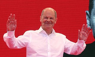 SPD Kanzlerkandidat Olaf Scholz redet auf dem Dr. Rur Platz in Bochum.Scholz startet im Ruhrgebiet in die heiße Phase des Wahlkampfs. Rund sechs Wochen vor der Bundestagswahl spricht er zum Auftakt seiner Tour in der Bochumer Innenstadt. - Foto: David Young/dpa SPD Kanzlerkandidat Olaf Scholz redet auf dem Dr. Rur Platz in Bochum.Scholz startet im Ruhrgebiet in die heiße Phase des Wahlkampfs. Rund sechs Wochen vor der Bundestagswahl spricht er zum Auftakt seiner Tour in der Bochumer Innenstadt. - Foto: David Young/dpa