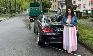 Ziemlich genau an dieser Stelle ereignete sich der Vorfall im April 2023 in der Bismarckstraße. Für ein Foto hat sich Simone Fierus vor ihrem neuen Auto noch einmal dorthin gewagt. MT-Foto: - Patrick Schwemling Ziemlich genau an dieser Stelle ereignete sich der Vorfall im April 2023 in der Bismarckstraße. Für ein Foto hat sich Simone Fierus vor ihrem neuen Auto noch einmal dorthin gewagt. MT-Foto: - Patrick Schwemling