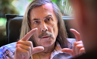 Erläutert seinen Standpunkt: Norbert Morkes beim Interview auf der heimischen Terrasse. - Andreas Frücht Erläutert seinen Standpunkt: Norbert Morkes beim Interview auf der heimischen Terrasse. - Andreas Frücht