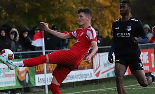 FC RW Kirchlengern mit Manuel Rhade (rot) schlägt Theesen und lauert nun auf dem zweiten Platz hinter dem Tabellenführer. - N. Gessat FC RW Kirchlengern mit Manuel Rhade (rot) schlägt Theesen und lauert nun auf dem zweiten Platz hinter dem Tabellenführer. - N. Gessat