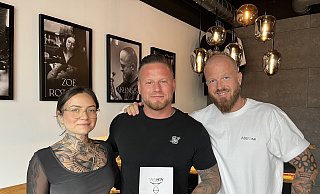 Violetta Traut (v.l.), Andreas Maciejewski und Malte Raskop tätowieren am Samstag für den guten Zweck. Vor Ort kann man sich direkt über die DKMS registrieren lassen und als Stammzellenspender Leben retten. - Jule Prietzel Violetta Traut (v.l.), Andreas Maciejewski und Malte Raskop tätowieren am Samstag für den guten Zweck. Vor Ort kann man sich direkt über die DKMS registrieren lassen und als Stammzellenspender Leben retten. - Jule Prietzel