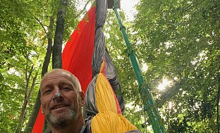 Horst Salmen war im Berufsleben Fallschirmjäger bei der Bundeswehr. Mit dem Cypres-Team hat er nun zum zweiten Mal einen Weltrekord aufgestellt. - Cypres-Demo-Team Horst Salmen war im Berufsleben Fallschirmjäger bei der Bundeswehr. Mit dem Cypres-Team hat er nun zum zweiten Mal einen Weltrekord aufgestellt. - Cypres-Demo-Team