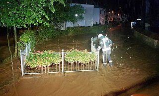 Wieder ergießen sich die Wassermassen durch Erkeln. - Feuerwehr Erkeln/Frank Löneke Wieder ergießen sich die Wassermassen durch Erkeln. - Feuerwehr Erkeln/Frank Löneke