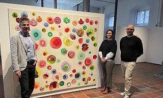 Kurator Stephan Trescher (links), Volontärin Naoimi Richter und Maximilian Zindler, Leiter des Kulturamts, freuen sich auf die Eröffnung der Doppelausstellung. - Jule Prietzel Kurator Stephan Trescher (links), Volontärin Naoimi Richter und Maximilian Zindler, Leiter des Kulturamts, freuen sich auf die Eröffnung der Doppelausstellung. - Jule Prietzel