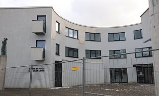 An der Löhner Musikschule hat der Sturm die Fassade zum Teil heruntergeholt. - Judith Gladow An der Löhner Musikschule hat der Sturm die Fassade zum Teil heruntergeholt. - Judith Gladow
