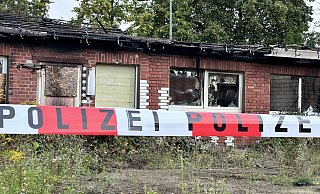 Zahlreiche zerborstene Scheiben sowie das komplett zerstörte Dach zeigen am Tag nach dem Brand, wie schwer das Feuer am Dienstag gewütet hat. Die Polizei hat die Ruine weiträumig abgesperrt. MT-Foto: - Patrick Schwemling Zahlreiche zerborstene Scheiben sowie das komplett zerstörte Dach zeigen am Tag nach dem Brand, wie schwer das Feuer am Dienstag gewütet hat. Die Polizei hat die Ruine weiträumig abgesperrt. MT-Foto: - Patrick Schwemling