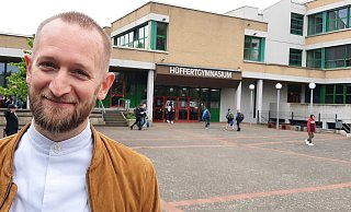 Erprobungsstufenkoordinator Frank Lütkebohmert hatte Sebastian Fietkau (Foto) zum Gespräch mit den Schülerinnen und Schülern der Jahrgangsstufen 8 und 9 ins Hüffertgymnasium eingeladen. - Dieter Scholz Erprobungsstufenkoordinator Frank Lütkebohmert hatte Sebastian Fietkau (Foto) zum Gespräch mit den Schülerinnen und Schülern der Jahrgangsstufen 8 und 9 ins Hüffertgymnasium eingeladen. - Dieter Scholz