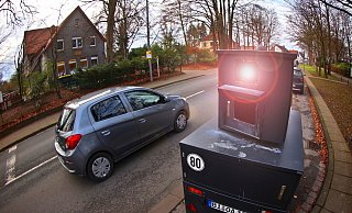Die Fotomontage zeigt Blitzer "Bernhard" im Einsatz in Bielefeld. - Sarah Jonek Die Fotomontage zeigt Blitzer "Bernhard" im Einsatz in Bielefeld. - Sarah Jonek