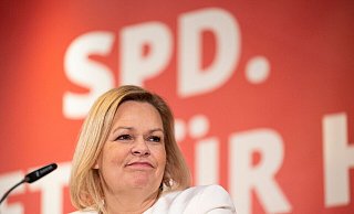 Innenministerin Nancy Faeser(SPD) steht als erste Frau in der Geschichte der Bundesrepublik an der Spitze des Bundesinnenministeriums. - Hannes P. Albert/dpa Innenministerin Nancy Faeser(SPD) steht als erste Frau in der Geschichte der Bundesrepublik an der Spitze des Bundesinnenministeriums. - Hannes P. Albert/dpa
