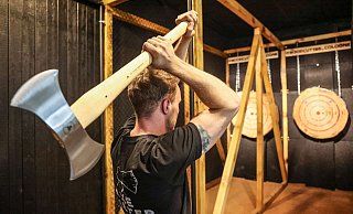 In den Axtwurf-Bars wird auch mit Doppeläxten auf radartige Baumstamm-Platten geworfen. - dpa In den Axtwurf-Bars wird auch mit Doppeläxten auf radartige Baumstamm-Platten geworfen. - dpa