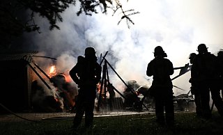 Einsatz: Feuerwehr an der brennenden Scheune. - Simone Flörke Einsatz: Feuerwehr an der brennenden Scheune. - Simone Flörke