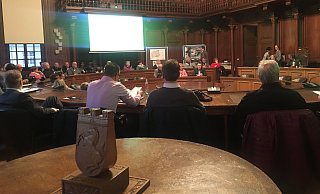 Statt ins Rathaus kommen zu müssen, könnten die Herforder auch online wichtigen Sitzungen beiwohnen - wenn sich denn alle Politiker einverstanden erklären. Das scheint allerdings nicht so zu sein. - Natalie Gottwald (Archivbild) Statt ins Rathaus kommen zu müssen, könnten die Herforder auch online wichtigen Sitzungen beiwohnen - wenn sich denn alle Politiker einverstanden erklären. Das scheint allerdings nicht so zu sein. - Natalie Gottwald (Archivbild)
