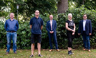 Dirk Rehlmeyer (v. l.), Jörn Hellmann (Backyard Ramblers), Jörn-Uwe Wolff (Sparkasse), Sabine Schwarze (U&D Kulturverein) und der SPD-Bundestagsabgeordnete Stefan Schwartze hoffen auf zahlreiche Zuschauer bei dem Konzert live und im Netz. - Ralf Bittner Dirk Rehlmeyer (v. l.), Jörn Hellmann (Backyard Ramblers), Jörn-Uwe Wolff (Sparkasse), Sabine Schwarze (U&D Kulturverein) und der SPD-Bundestagsabgeordnete Stefan Schwartze hoffen auf zahlreiche Zuschauer bei dem Konzert live und im Netz. - Ralf Bittner