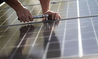Mitarbeiter einer Firma montieren Photovoltaikmodule auf dem Dach eines Wohnhauses. - Marijan Murat/dpa Mitarbeiter einer Firma montieren Photovoltaikmodule auf dem Dach eines Wohnhauses. - Marijan Murat/dpa