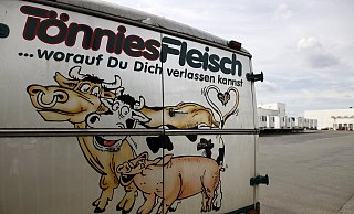 Der massive Ausbruch des Coronavirus im Tönnies-Konzern im Sommer hatte dem Kreis Gütersloh einen lokalen Lockdown beschert. - picture alliance / Geisler-Fotopress Der massive Ausbruch des Coronavirus im Tönnies-Konzern im Sommer hatte dem Kreis Gütersloh einen lokalen Lockdown beschert. - picture alliance / Geisler-Fotopress