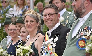 Die Schützen jubeln, die Regenten auch: Judith und Lars Jubitz beim Umzug im Sommer 2024 durch Höxter. - Thomas Kube/Archiv Die Schützen jubeln, die Regenten auch: Judith und Lars Jubitz beim Umzug im Sommer 2024 durch Höxter. - Thomas Kube/Archiv