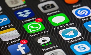 Nicht nur junge Menschen verbringen heutzutage viel Zeit auf digitalen Plattformen. Erfordert dieser gesellschaftliche Trend nun eine Reaktion der Bildungspolitik? - Pixabay Nicht nur junge Menschen verbringen heutzutage viel Zeit auf digitalen Plattformen. Erfordert dieser gesellschaftliche Trend nun eine Reaktion der Bildungspolitik? - Pixabay