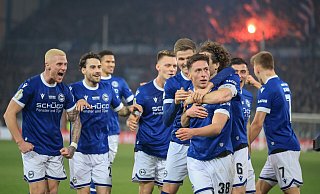 Die Arminen feiern in der Bielefelder Schüco-Arena ihren Führungstorschützen Marius Wörl (vorne). - Oliver Krato Die Arminen feiern in der Bielefelder Schüco-Arena ihren Führungstorschützen Marius Wörl (vorne). - Oliver Krato