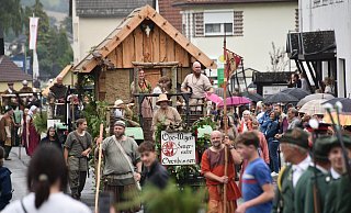 ilde Männer und Frauen waren mit im Festumzug beim Heimatfest – sie erinnerten an den sagenumwobenen Ovo, den Namensgeber des Dorfes. - Thomas Kube ilde Männer und Frauen waren mit im Festumzug beim Heimatfest – sie erinnerten an den sagenumwobenen Ovo, den Namensgeber des Dorfes. - Thomas Kube