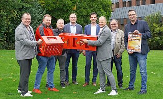 Die Mitglieder des Werberings möchten auf das Programm zum Michaelismarkt hinweisen; Bernhard Fischer (v. l.), Markus Härmens, Martin Braun, Alexander Kleinschmidt, Thomas Albers (Vereinigte Volksbank Brakel), Jonas Denecke, Rainer Schäfers und Andreas Tebbe. - Stadt Die Mitglieder des Werberings möchten auf das Programm zum Michaelismarkt hinweisen; Bernhard Fischer (v. l.), Markus Härmens, Martin Braun, Alexander Kleinschmidt, Thomas Albers (Vereinigte Volksbank Brakel), Jonas Denecke, Rainer Schäfers und Andreas Tebbe. - Stadt