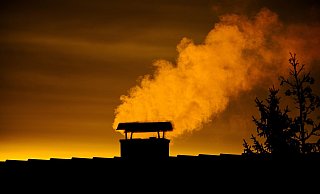 Durch den Kamin: Auch heimische Feuerstellen tragen im Kreis Höxter zur Feinstaubbelastung bei. - Pixabay/minka2507 Durch den Kamin: Auch heimische Feuerstellen tragen im Kreis Höxter zur Feinstaubbelastung bei. - Pixabay/minka2507