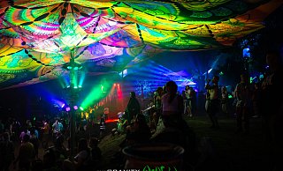 Das Waldfrieden-Fesitval in Wehdem lockt wieder Tausende an, die sich die betörend-schönen und magischen Lichteffekte und Animationen anschauen möchten. - Wonderland-Festival Das Waldfrieden-Fesitval in Wehdem lockt wieder Tausende an, die sich die betörend-schönen und magischen Lichteffekte und Animationen anschauen möchten. - Wonderland-Festival