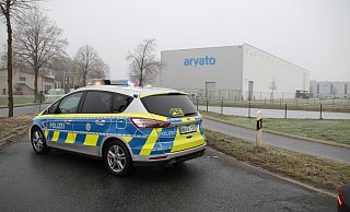 Ein Großaufgebot der Polizei war am Montag bei Arvato in Harsewinkel im Einsatz. Die Einsatzkräfte gingen dem Hinweis einer Bombendrohung nach. - Thorsten Heß Ein Großaufgebot der Polizei war am Montag bei Arvato in Harsewinkel im Einsatz. Die Einsatzkräfte gingen dem Hinweis einer Bombendrohung nach. - Thorsten Heß