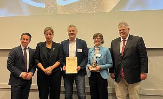 Christian Mildenberger (NRW.Energy4Climate, v. l.), Mona Neubauer (NRW Ministerin), Preisträger Günter Voß und Ute Dülfer (Energiestadt Lichtenau) und Stefan Grüger (Präsident von Eurosolar). - Jule Prietzel Christian Mildenberger (NRW.Energy4Climate, v. l.), Mona Neubauer (NRW Ministerin), Preisträger Günter Voß und Ute Dülfer (Energiestadt Lichtenau) und Stefan Grüger (Präsident von Eurosolar). - Jule Prietzel