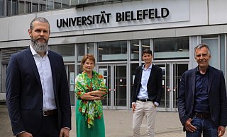 Björn Spittau, neuer Professor für Anatomie, wird begrüßt von Gründungsdekanin Claudia Hornberg, Fakultätsgeschäftsführer Frank Lohkamp und Gerhard Sagerer, Rektor der Universität Bielefeld (v. l.). - Universität Bielefeld/S. Sättele Björn Spittau, neuer Professor für Anatomie, wird begrüßt von Gründungsdekanin Claudia Hornberg, Fakultätsgeschäftsführer Frank Lohkamp und Gerhard Sagerer, Rektor der Universität Bielefeld (v. l.). - Universität Bielefeld/S. Sättele