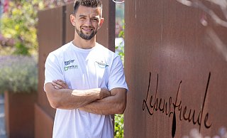 Das Motto "Lebensfreude", das auf dieser Metalltafel am Teamhotel in Tirol verewigt ist, passt zu Visar Musliu. Der SCP-Neuzugang hat stets ein Lächeln auf den Lippen. - Oliver Krato Das Motto "Lebensfreude", das auf dieser Metalltafel am Teamhotel in Tirol verewigt ist, passt zu Visar Musliu. Der SCP-Neuzugang hat stets ein Lächeln auf den Lippen. - Oliver Krato