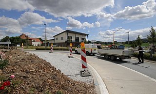 Der Kreisel in Borgholzhausen wird für den Schwertransport nach Werther vorbereitet. - Melanie Wigger Der Kreisel in Borgholzhausen wird für den Schwertransport nach Werther vorbereitet. - Melanie Wigger