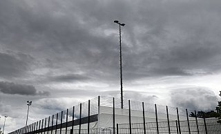 Dunkle Wolken über dem Trainingsplatz: Das Wetter passte zur tristen Stimmung im DFB-Quartier am Tag nach dem 1:2 gegen Portugal. - Federico Gambarini/dpa Dunkle Wolken über dem Trainingsplatz: Das Wetter passte zur tristen Stimmung im DFB-Quartier am Tag nach dem 1:2 gegen Portugal. - Federico Gambarini/dpa