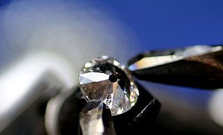 Russland gilt als weltweit größter Produzent von Rohdiamanten. 2021 hatte der staatliche Diamantenförderer Alrosa Einnahmen in Höhe von 332 Milliarden Rubel (rund 3,4 Milliarden Euro). - Oliver Berg/dpa Russland gilt als weltweit größter Produzent von Rohdiamanten. 2021 hatte der staatliche Diamantenförderer Alrosa Einnahmen in Höhe von 332 Milliarden Rubel (rund 3,4 Milliarden Euro). - Oliver Berg/dpa