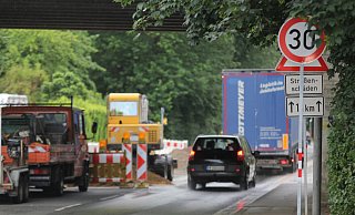 Die Weihestraße ist derzeit eine Einbahnstraße. Die Gasversorgung Westfalica lässt die Hauptleitung erneuern. Die Baustelle soll bis Ende Juli bleiben. - Ulf Hanke Die Weihestraße ist derzeit eine Einbahnstraße. Die Gasversorgung Westfalica lässt die Hauptleitung erneuern. Die Baustelle soll bis Ende Juli bleiben. - Ulf Hanke