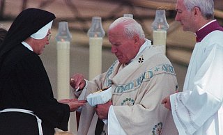 Gottesdienst in der Senne: Johannes Paul II. legt die Hostie in die Hände einer Nonne. - Reinhard Rohlf Gottesdienst in der Senne: Johannes Paul II. legt die Hostie in die Hände einer Nonne. - Reinhard Rohlf
