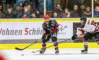 Killian Hutt (l.) erzielte beim 4:8 in Neuwied noch einmal zwei Treffer für den Herforder EV - Yvonne Gottschlich Killian Hutt (l.) erzielte beim 4:8 in Neuwied noch einmal zwei Treffer für den Herforder EV - Yvonne Gottschlich