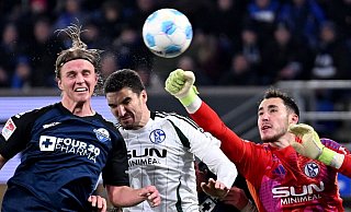 SCP-Akteur Felix Götze (l.) kommt in der 72. Minute vor dem Schalker Verteidiger Marcin Kaminski und Torwart Justin Heekeren zum Kopfball, verpasst aber das 3:3. - dpa SCP-Akteur Felix Götze (l.) kommt in der 72. Minute vor dem Schalker Verteidiger Marcin Kaminski und Torwart Justin Heekeren zum Kopfball, verpasst aber das 3:3. - dpa