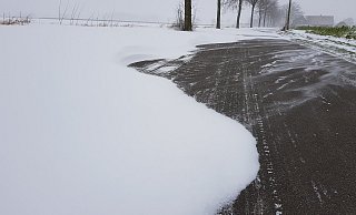 Sturmböen peitschen den Pulverschnee über die Straßen und türmen ihn zu starken Verwehungen auf. - Heike von Schulz Sturmböen peitschen den Pulverschnee über die Straßen und türmen ihn zu starken Verwehungen auf. - Heike von Schulz