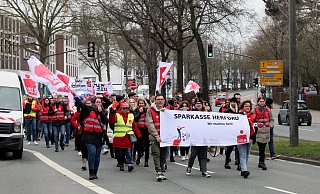 Rund 150 Mitarbeiterinnen und Mitarbeiter der Sparkasse gingen am Momntag in den Streik und zogen in einer Demonstration von der Niederlassung Engerstraße zum Rathaus. - Frank-Michael Kiel-Steinkamp Rund 150 Mitarbeiterinnen und Mitarbeiter der Sparkasse gingen am Momntag in den Streik und zogen in einer Demonstration von der Niederlassung Engerstraße zum Rathaus. - Frank-Michael Kiel-Steinkamp
