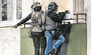 SEK-Beamte der Polizei haben am Samstag einen Mann festgenommen, der im Drogenrausch auf zwei Männer geschossen hatte. - Symbolfoto: Christian Mathiesen SEK-Beamte der Polizei haben am Samstag einen Mann festgenommen, der im Drogenrausch auf zwei Männer geschossen hatte. - Symbolfoto: Christian Mathiesen