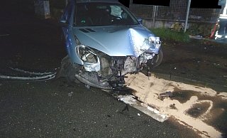 Das Auto hat nach dem Unfall nur noch Schrottwert. - Polizei Minden-Lübbecke Das Auto hat nach dem Unfall nur noch Schrottwert. - Polizei Minden-Lübbecke