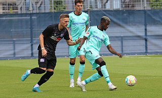 SCP-Neuzugang Richmond Tachie (r.) erzielte den 2:0-Endstand und schoss damit sein erstes Tor im SCP-Trikot. Im Hintergrund ist Tobias Müller zu sehen. - Jochem Schulze SCP-Neuzugang Richmond Tachie (r.) erzielte den 2:0-Endstand und schoss damit sein erstes Tor im SCP-Trikot. Im Hintergrund ist Tobias Müller zu sehen. - Jochem Schulze