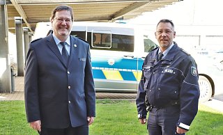 Polizeidirektor Christian Brenski (l.) begrüßt Polizeihauptkommissar Peter Gemmeke. - Polizei Höxter Polizeidirektor Christian Brenski (l.) begrüßt Polizeihauptkommissar Peter Gemmeke. - Polizei Höxter