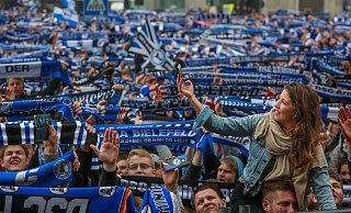 Die Fans von Arminia Bielefeld feiern 2015 den Aufstieg vor dem Rathaus. - Andreas Zobe Die Fans von Arminia Bielefeld feiern 2015 den Aufstieg vor dem Rathaus. - Andreas Zobe