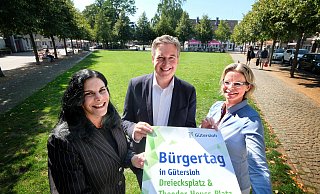 Eva Willenborg (v. l.), Henning Schulz und Elke Pauly-Teismann wollen den Gütersloher Vereinen und Initiativen rund um den Dreiecksplatz ein schönes Ambiente bieten, in dem sie Werbung für ihre Sache machen können. - Andreas Frücht Eva Willenborg (v. l.), Henning Schulz und Elke Pauly-Teismann wollen den Gütersloher Vereinen und Initiativen rund um den Dreiecksplatz ein schönes Ambiente bieten, in dem sie Werbung für ihre Sache machen können. - Andreas Frücht