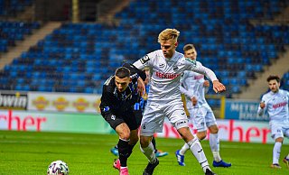 Barne Pernot (r.) vom SC Verl im zweikampf mit Arianit Ferati vom SV Waldhof Mannheim. Pernot wurde bei dem Spiel so stark verletzt, dass er vom Platz getragen werden musste. - picture alliance / foto2press Barne Pernot (r.) vom SC Verl im zweikampf mit Arianit Ferati vom SV Waldhof Mannheim. Pernot wurde bei dem Spiel so stark verletzt, dass er vom Platz getragen werden musste. - picture alliance / foto2press