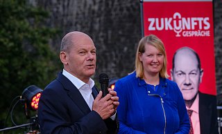 SPD-Kanzlerkandidat Olaf Scholz freute sich gestern Abend über die großartige Kulisse hoch über Bielefeld an der Sparrenburg und unterstützte mit seinem Besuch die Bundestagsabgeordnete Wiebke Esdar. - Foto: Andreas Zobe/NW SPD-Kanzlerkandidat Olaf Scholz freute sich gestern Abend über die großartige Kulisse hoch über Bielefeld an der Sparrenburg und unterstützte mit seinem Besuch die Bundestagsabgeordnete Wiebke Esdar. - Foto: Andreas Zobe/NW