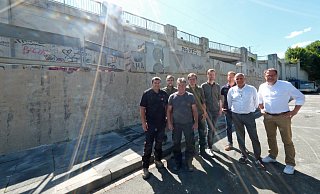 70 Meter lang war die Einfriedung der Rampe, die nun abgetragen wird. Christian Kley (v. l.), Emmanuel Lange, Thomas Arndt, Lars Dittmar, David Teilkemeier, Jens Grove, Dirk Nagel und Lars Bökenkröger machen sich ein Bild von den Arbeiten. - Thorsten Gödecker 70 Meter lang war die Einfriedung der Rampe, die nun abgetragen wird. Christian Kley (v. l.), Emmanuel Lange, Thomas Arndt, Lars Dittmar, David Teilkemeier, Jens Grove, Dirk Nagel und Lars Bökenkröger machen sich ein Bild von den Arbeiten. - Thorsten Gödecker